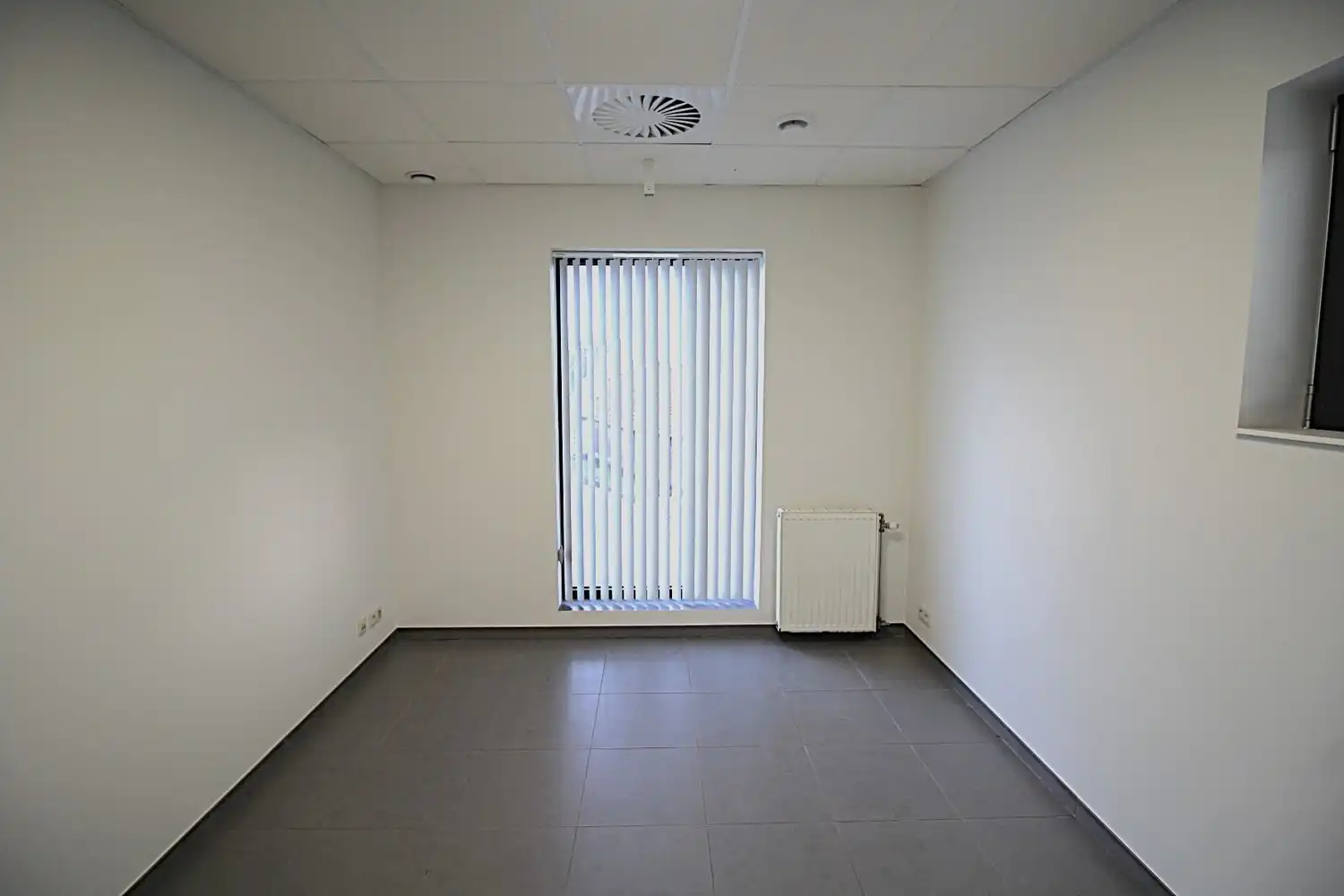 TE HUUR te huur Maldegem-Kleit | 150m² moderne en compleet uitgeruste kantoor- of praktijkruimte. foto 9