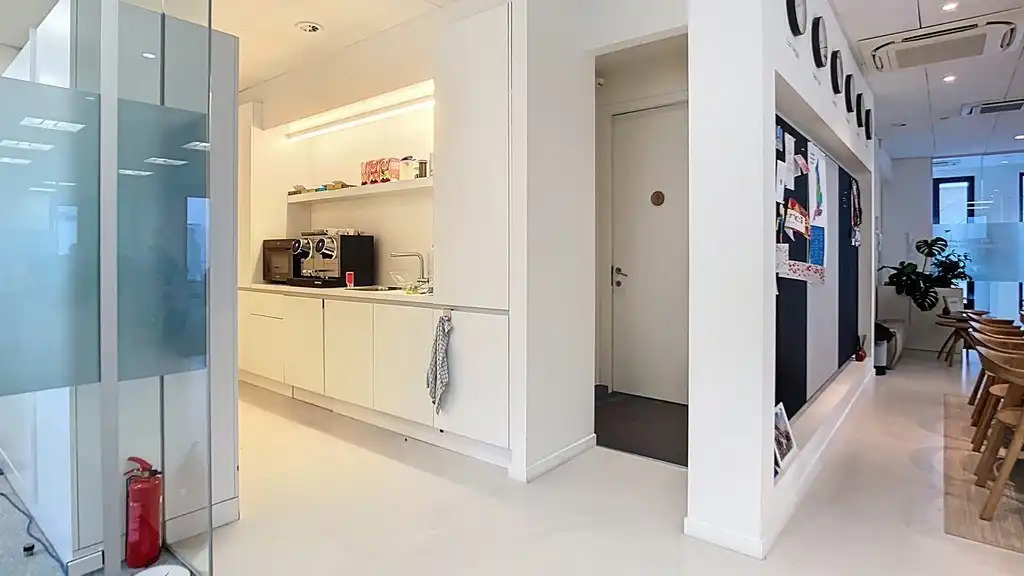 Mooi ingericht kantoor te huur in Metro Building in Antwerpen foto 16