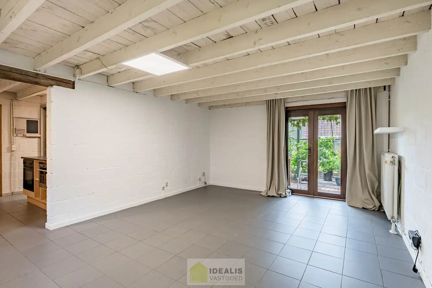 IDYLLISCH GELEGEN BIJZONDERE EIGENDOM BESTAANDE UIT RIANT WOONHUIS, APART BEWOONBAAR BIJGEBOUW EN ATELIER OMGEVEN DOOR EEN SCHITTERD AANGELEGDE TUIN EN WEILAND. Het domein is toegankelijk zowel aan de mooie Urnenveldstraat doch ook via een uitzonderlijk mooie oprijlaan toegankelijk langs de boszijde van het perceel. Deze vrijstaande woning, gebouwd in 1986, beschikt over een sfeervolle leefruimte in vol contact met de tuin en biedt een heerlijke atmosfeer dankzij de centraal geplaatste speksteenkachel. Op de verdieping beschikt de woning over slaapkamers en sanitair. Een absolute meerwaarde is het afzonderlijk volledig ingericht bijhuisje, centraal op het perceel, voorzien van alle woonfaciliteiten. Verder is er de mogelijkheid om wonen/werken te combineren via het knap afgewerkte atelier, met vergezicht op het eigen weiland. Geschikt voor kandidaten op zoek naar een ruime en instapklare parel met een idyllische uitstraling! foto 40