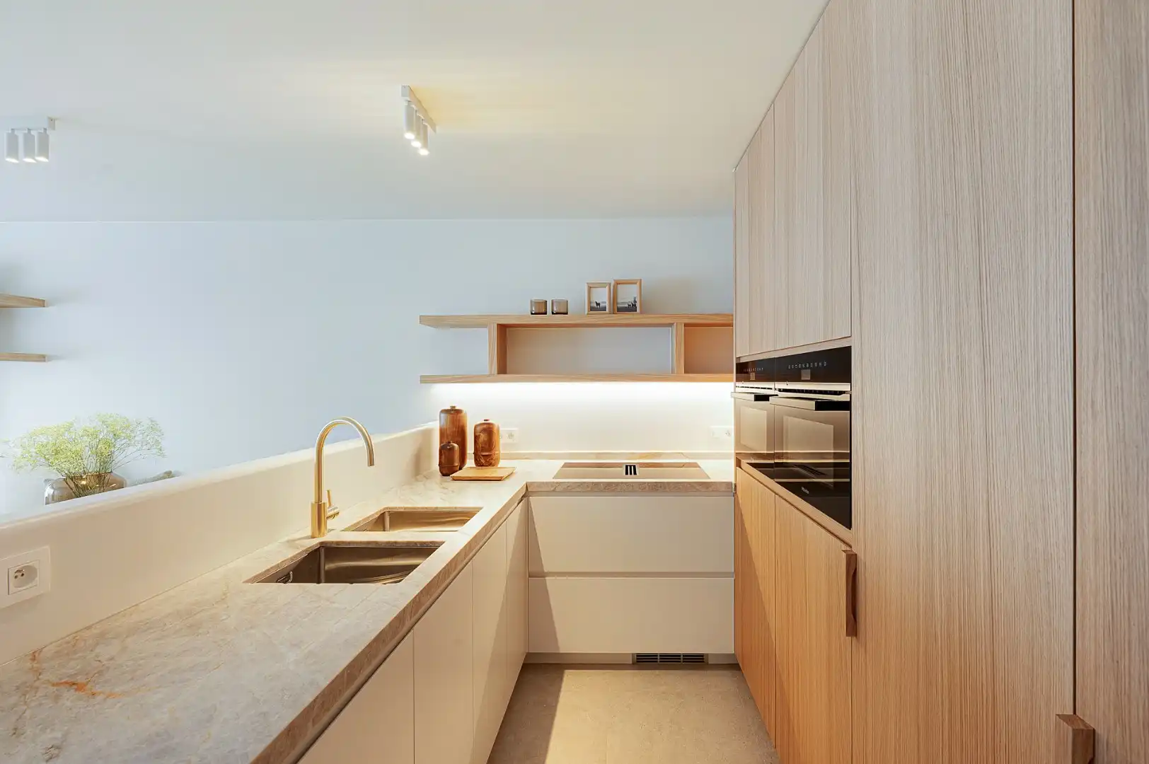 Luxueus afgewerkt appartement ideaal gelegen tussen Lichttoren- en Driehoeksplein foto 7