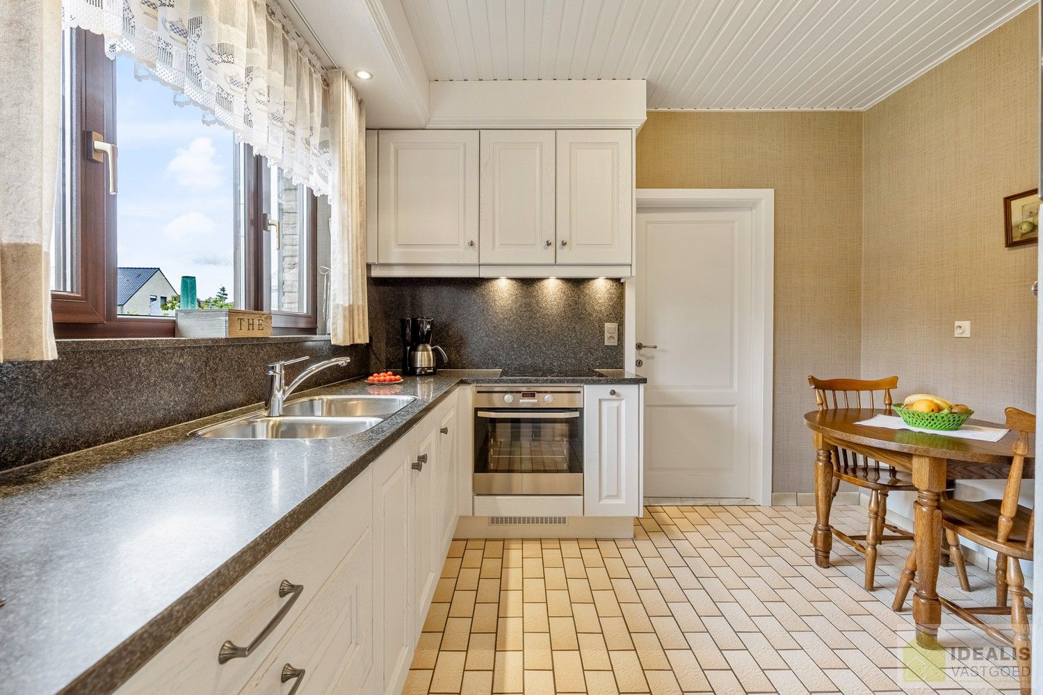 IDEALIS VASTGOED - INSTAPKLARE GEZINSWONING OP EEN RUSTIG PERCEEL VAN 12A 46CA MET 3 KNAPPE SLAAPKAMERS foto 10