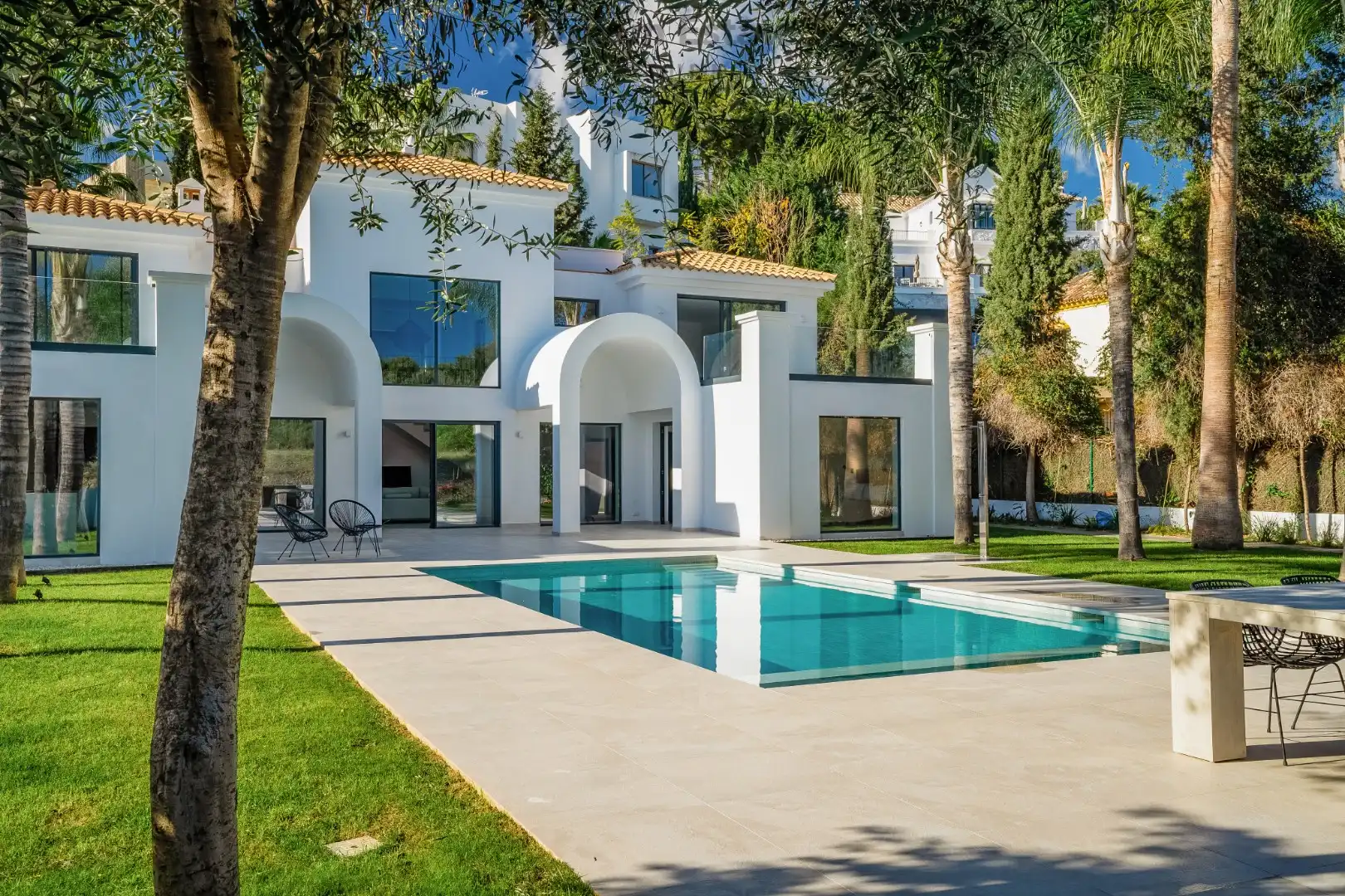 Een moderne familie villa te El Paraiso, Benahavis, New Golden Mile foto 16