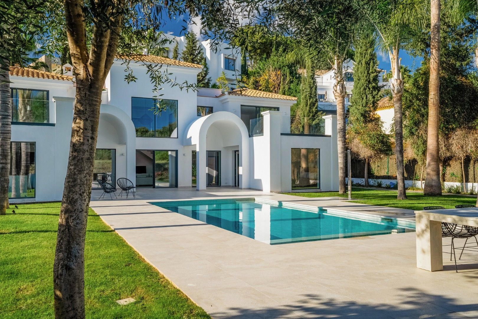 Een moderne familie villa te El Paraiso, Benahavis, New Golden Mile foto 16