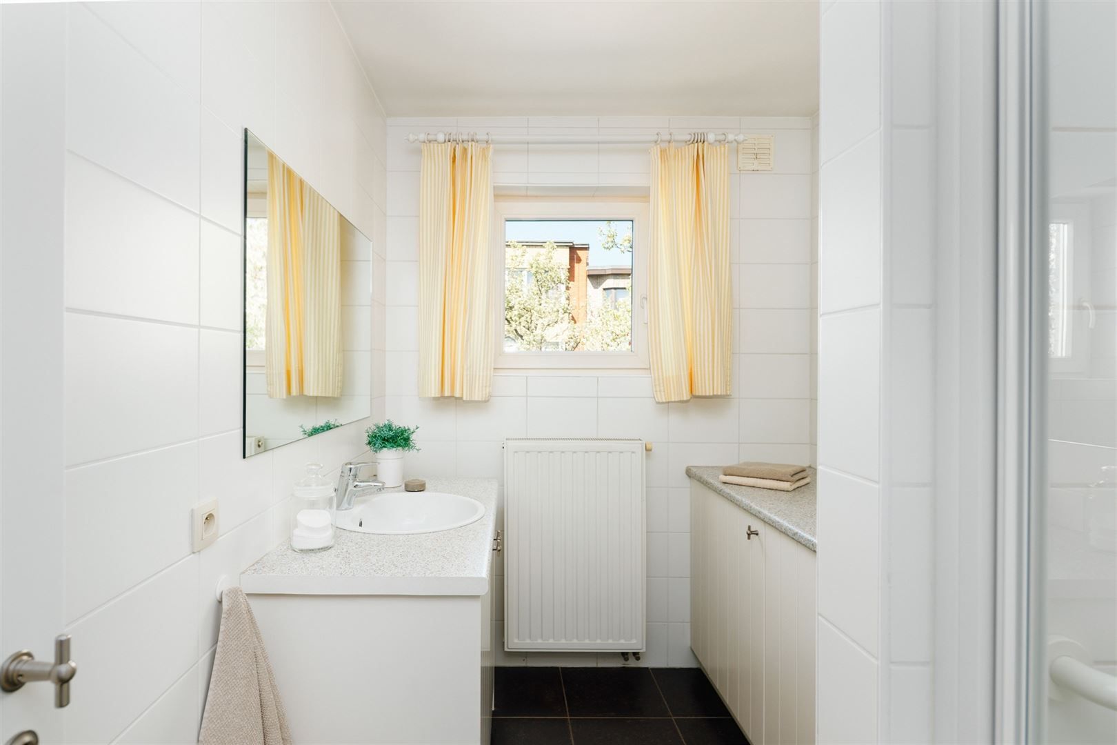 Instapklaar appartement met groot terras en autostaanplaats foto 12
