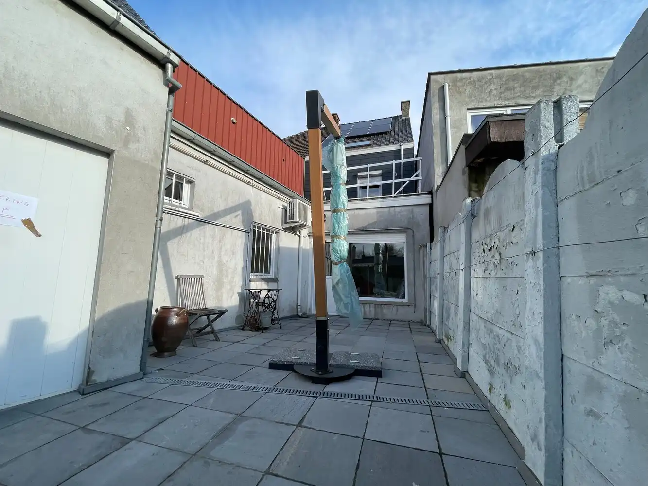 Handelsgelijkvloers met koer en bovengelegen appartement foto 19