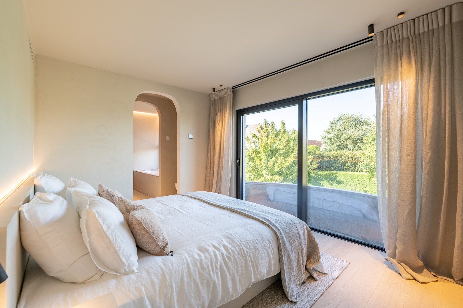 Stijlvol gerenoveerde villa op toplocatie in Duinbergen foto 14