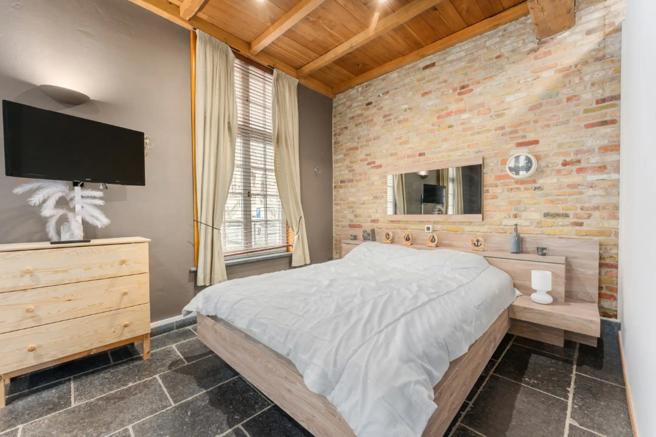 Zeer ruime woning met 5 slaapkamers, veel potentieel. foto 15