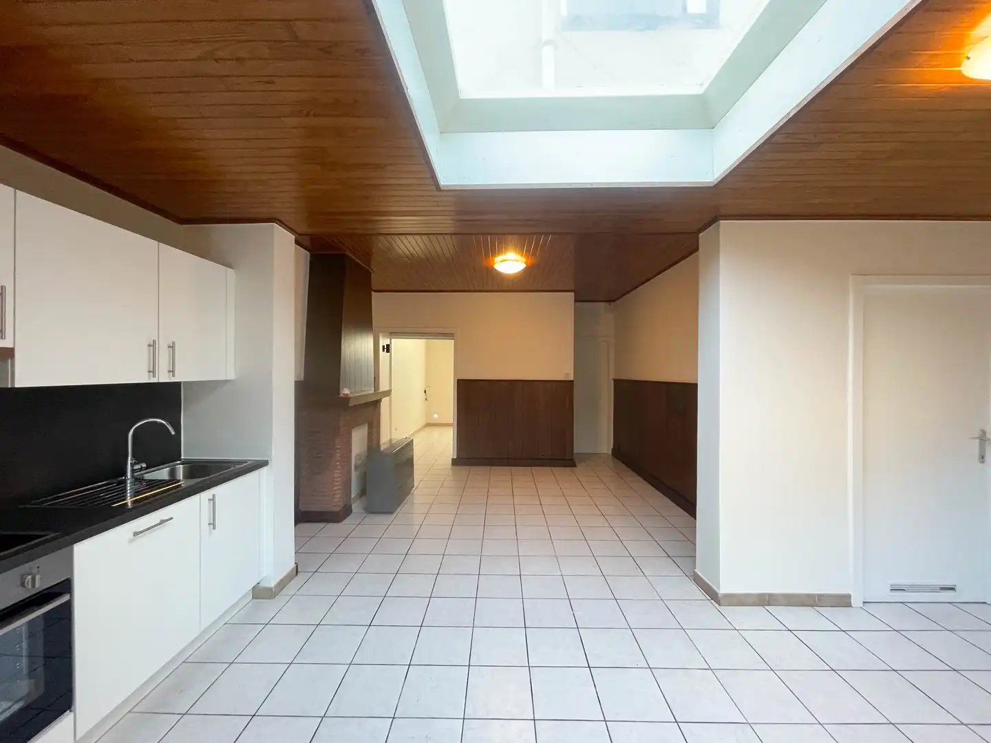 Gerenoveerde woning met 2 slaapkamers, terras, garage & staanplaats te Roeselare! foto 2