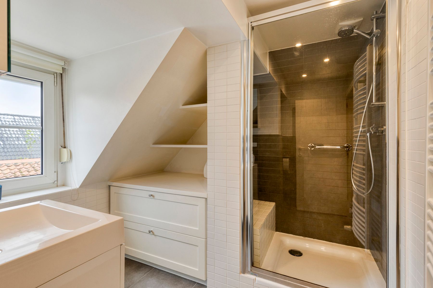 Gerenoveerde hoeve met bijgebouwen en 8 stallen. foto 23