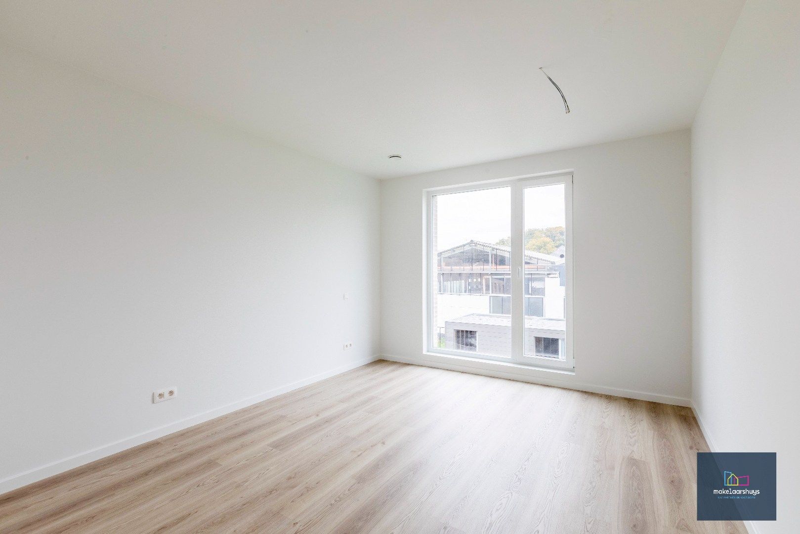 Energiezuinige nieuwbouwwoning met 3 slaapkamers , tuin en staanplaats foto 17