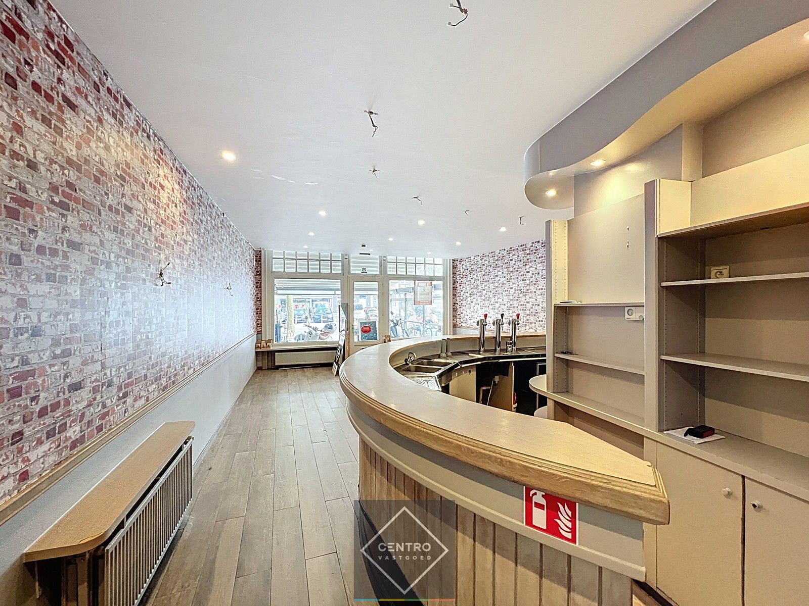 Ruim instapklaar handelspand met te renoveren woning (vroeger café Comodo en ook café Mozart) op de Grote Markt (Izegem) ! foto 9