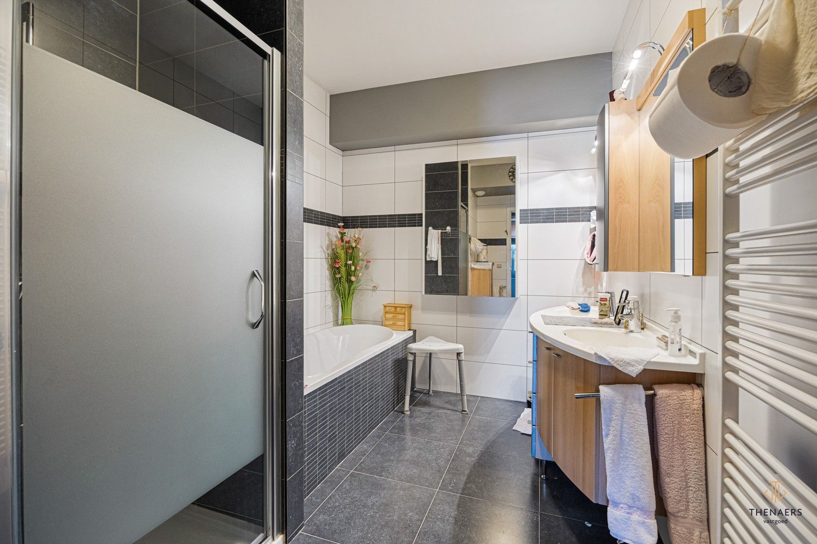 Zeer ruim appartement met 3 slaapkamers & 2 autostaanplaatsen op toplocatie. foto 21