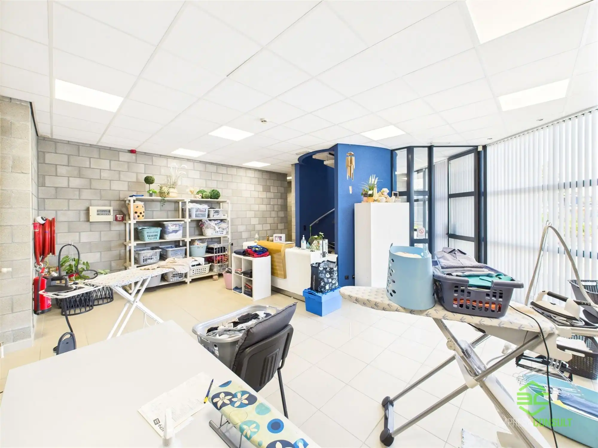 Instapklare werkplaats van 355m² met toonzaal en conciërgewoning! foto 15
