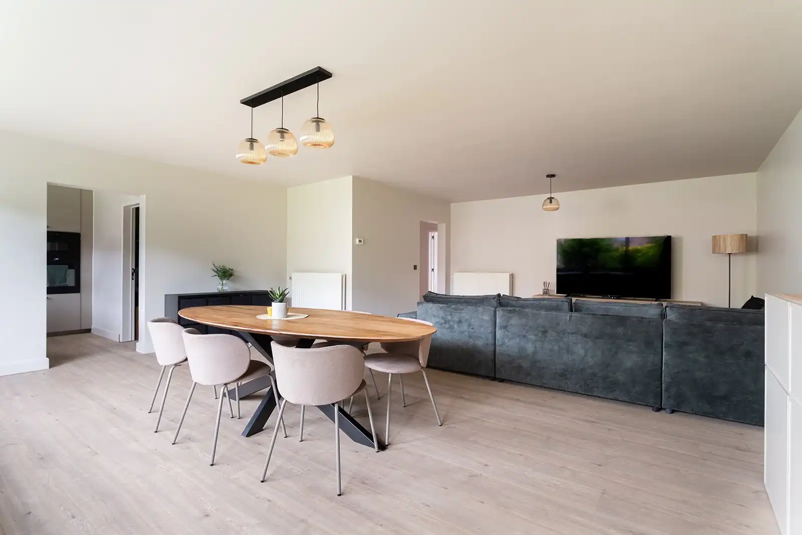 Ruim, gerenoveerd gelijkvloersappartement met garagebox! foto 3