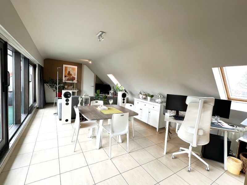Roeselare : mooi verzorgd dakappartement met 2 slps en een ruimt zonneterras van +/- 20 m². foto 2