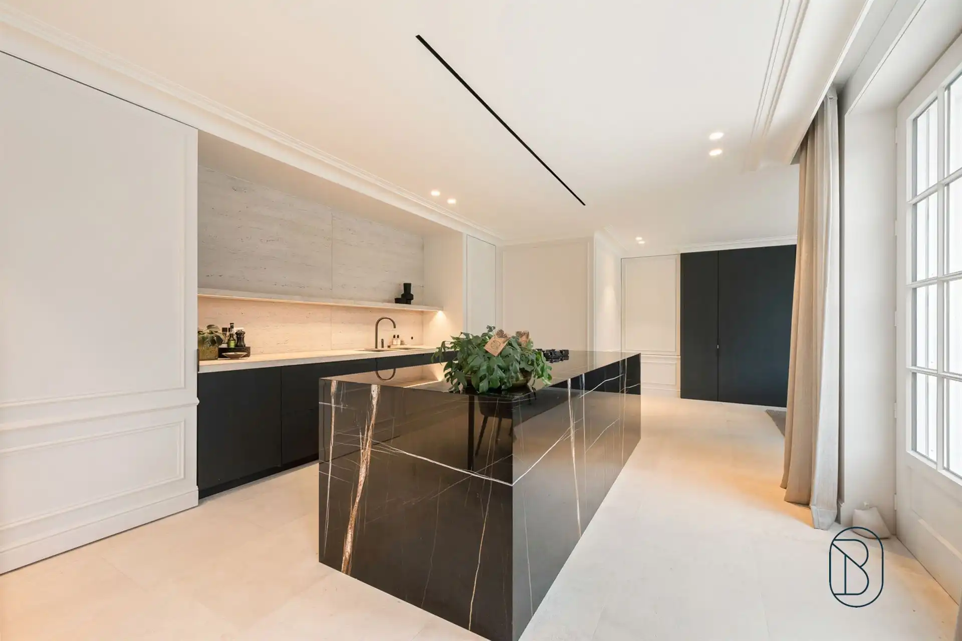 Prachtig afgewerkte franse villa met bijgebouw en zwembad foto 19