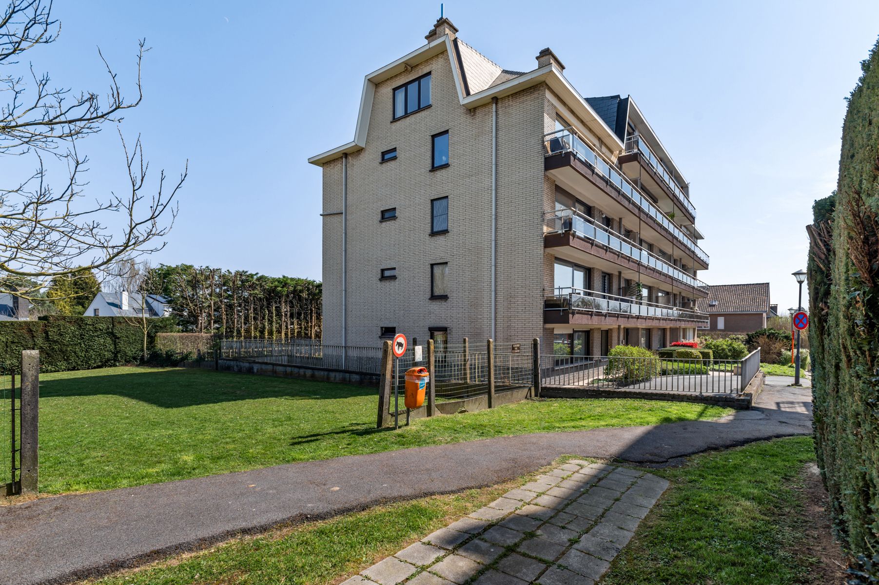 Recent gerenoveerd 3-slpkamerappartement met terras & garage foto 18
