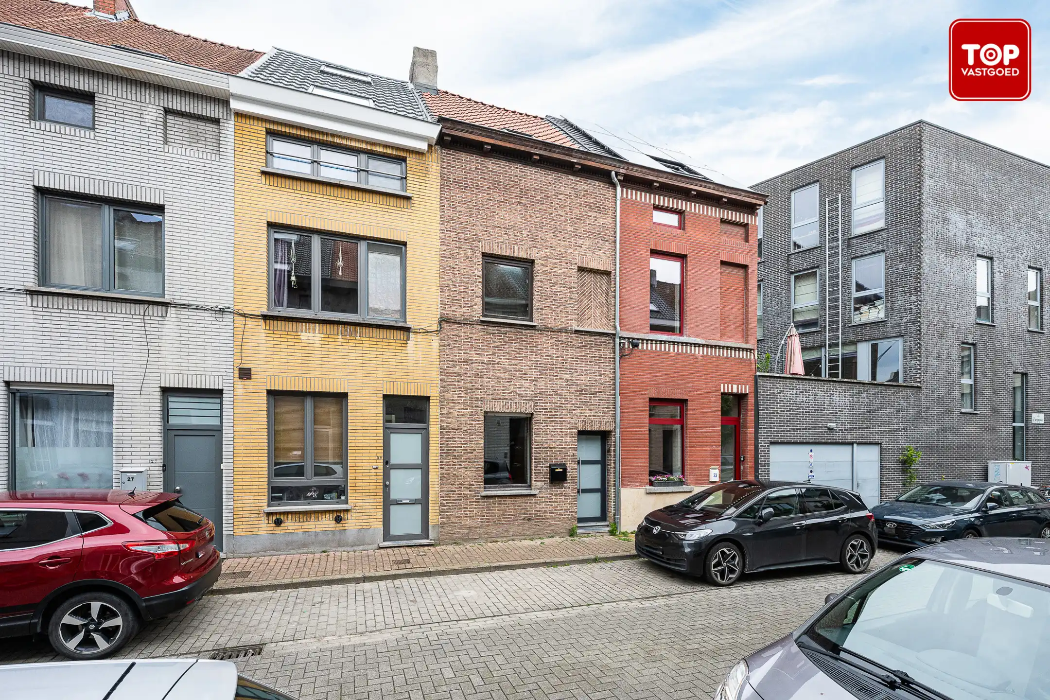 Op te frissen woning met 4 slaapkamers nabij Gent centrum foto {{pictureIndex}}