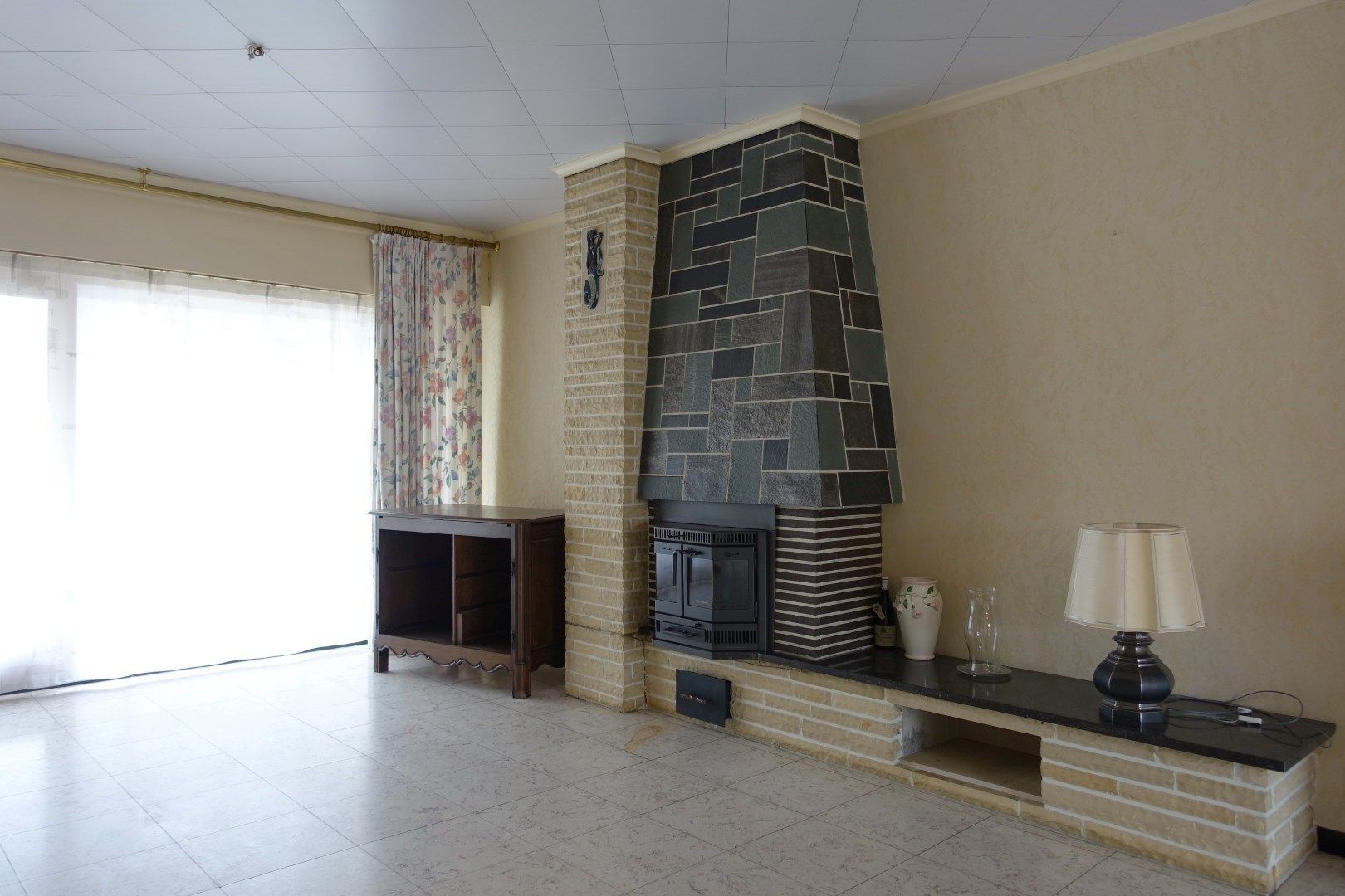 Ruime op te frissen woning met garages op een uitstekende locatie in centrum Oudenburg foto 9