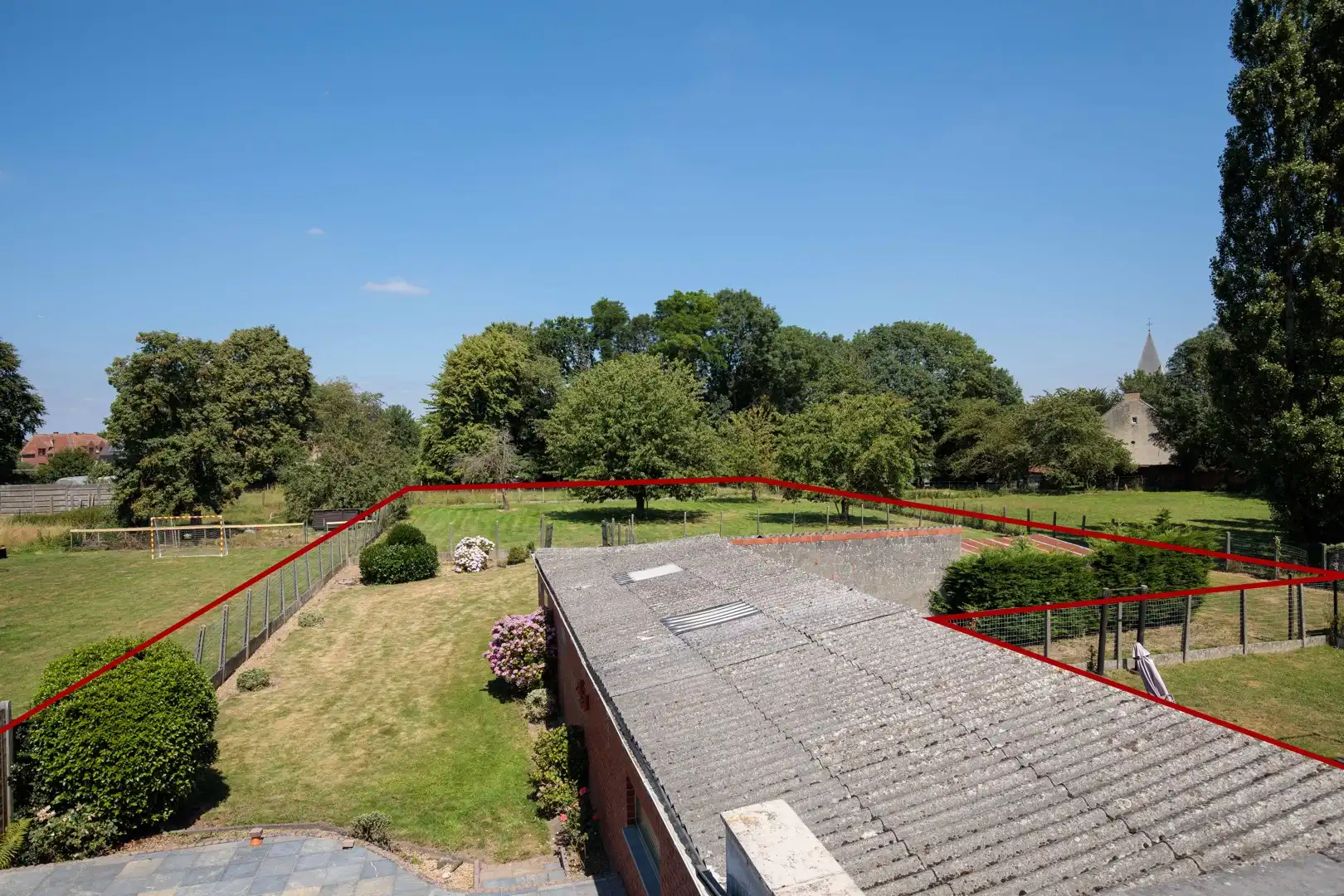 Ruime gezinswoning met grote tuin foto 4