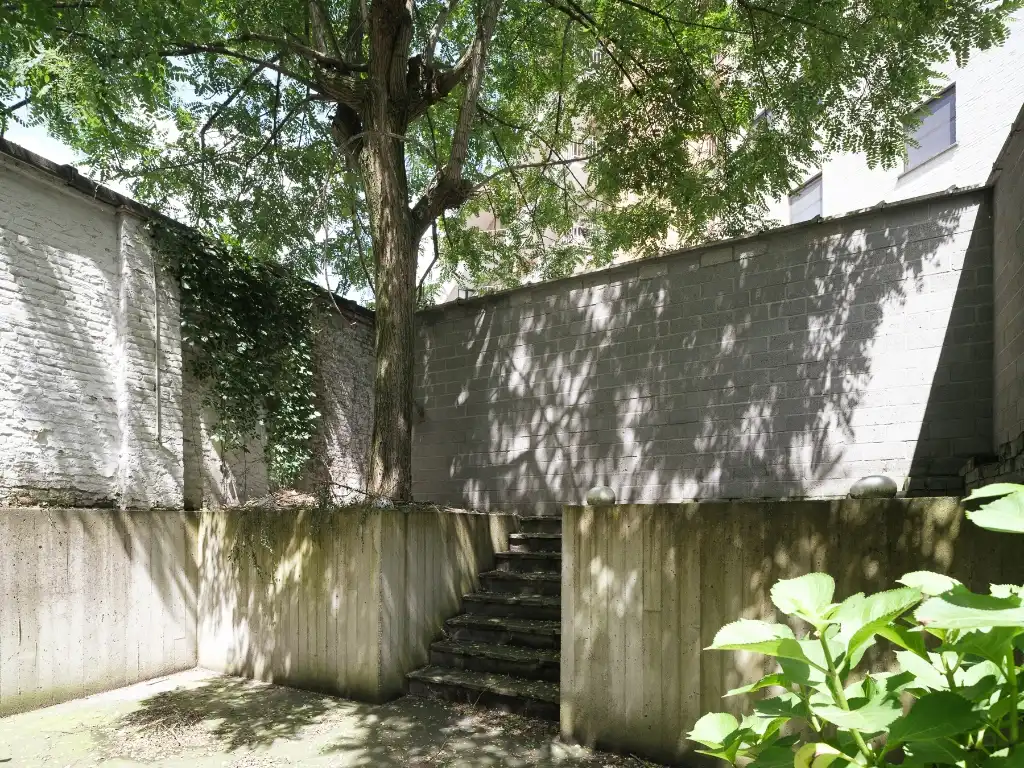 Handelspand gelegen achter een statige gevel op een vlot bereikbare locatie tegenover het Citadelpark. foto 6