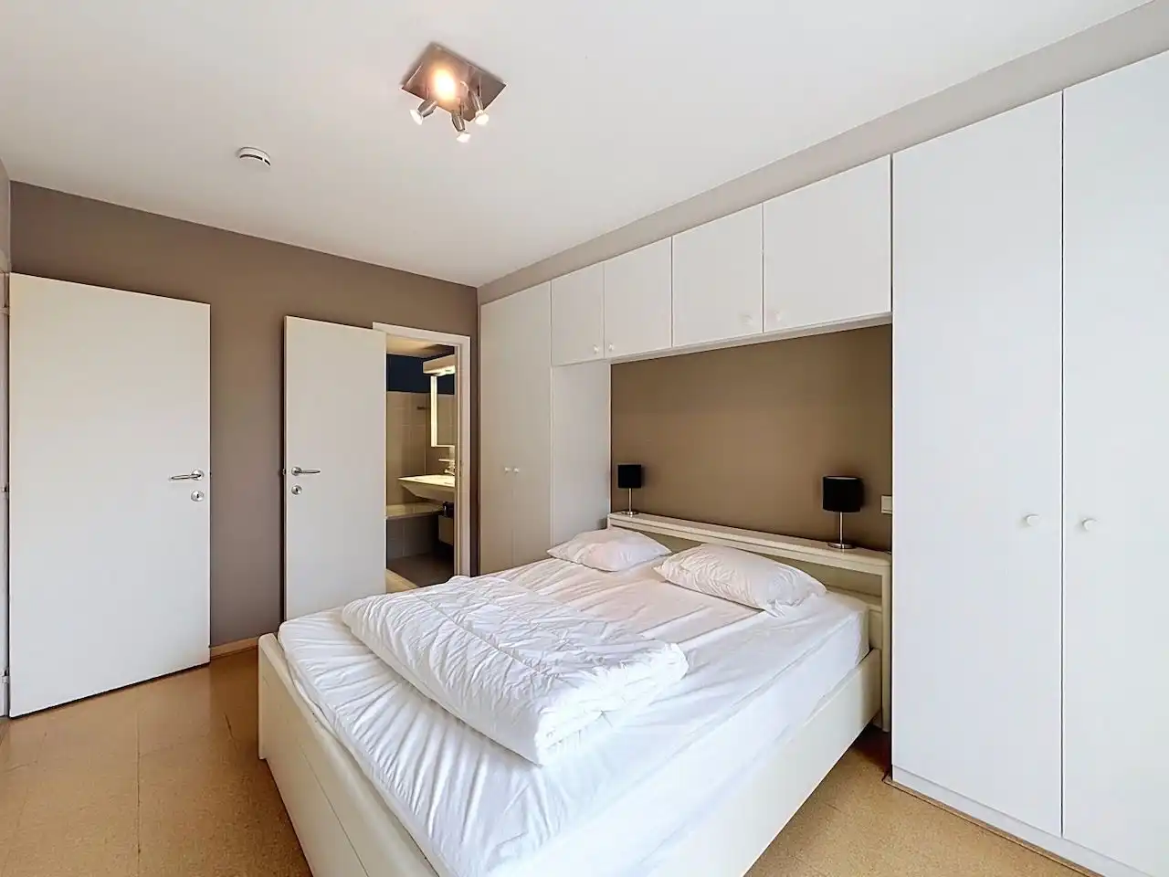 Ruim drie slaapkamer appartement met prachtig open zicht op Zee en het Willemspark foto 17