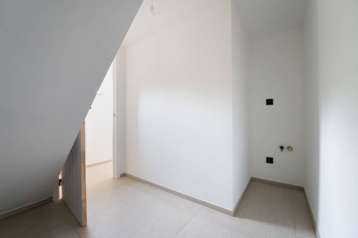 Volledig gerenoveerde woning met tuin en parkeerplaats foto 17