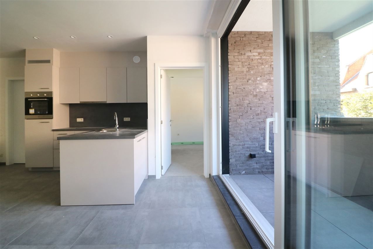 Heel recent gebouw, lift, terras, garage, 1 grote slpk. foto 9