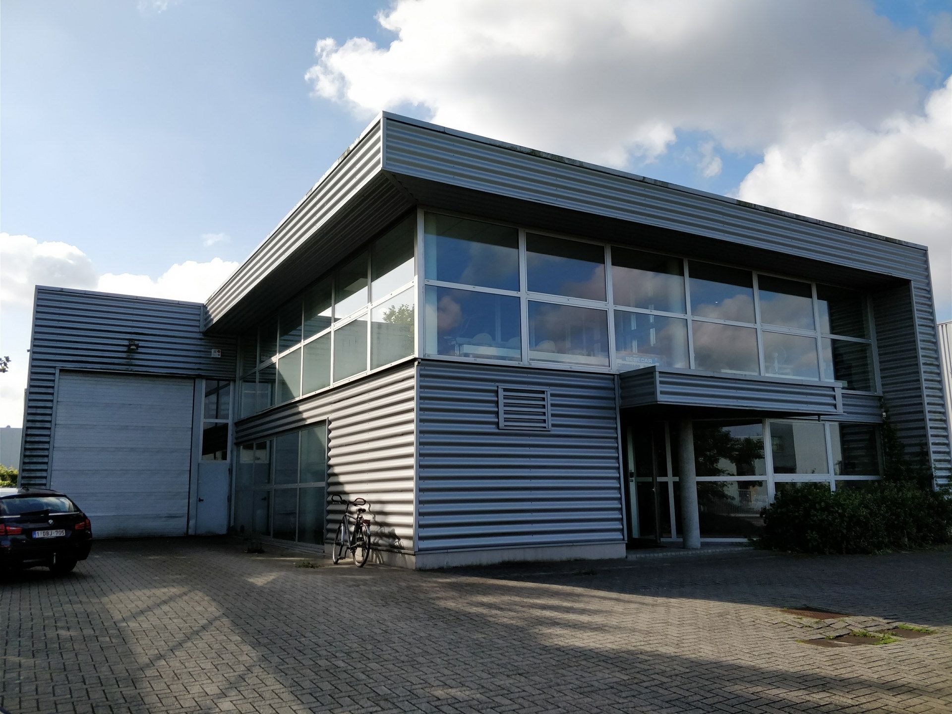 Modern bedrijfspand te huur foto {{pictureIndex}}