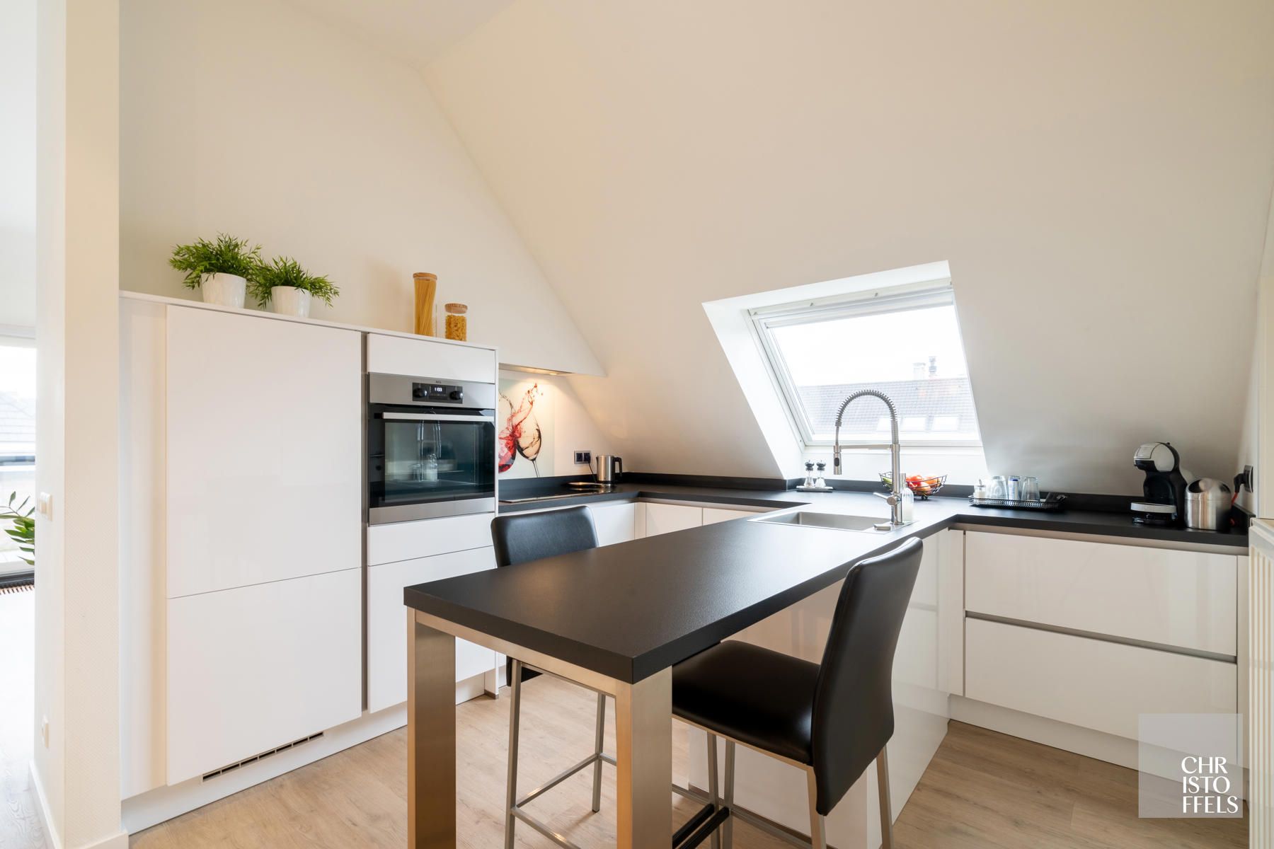 TE HUUR - Appartement met 2 slaapkamers én garagebox in het centrum van Lanaken! foto 8