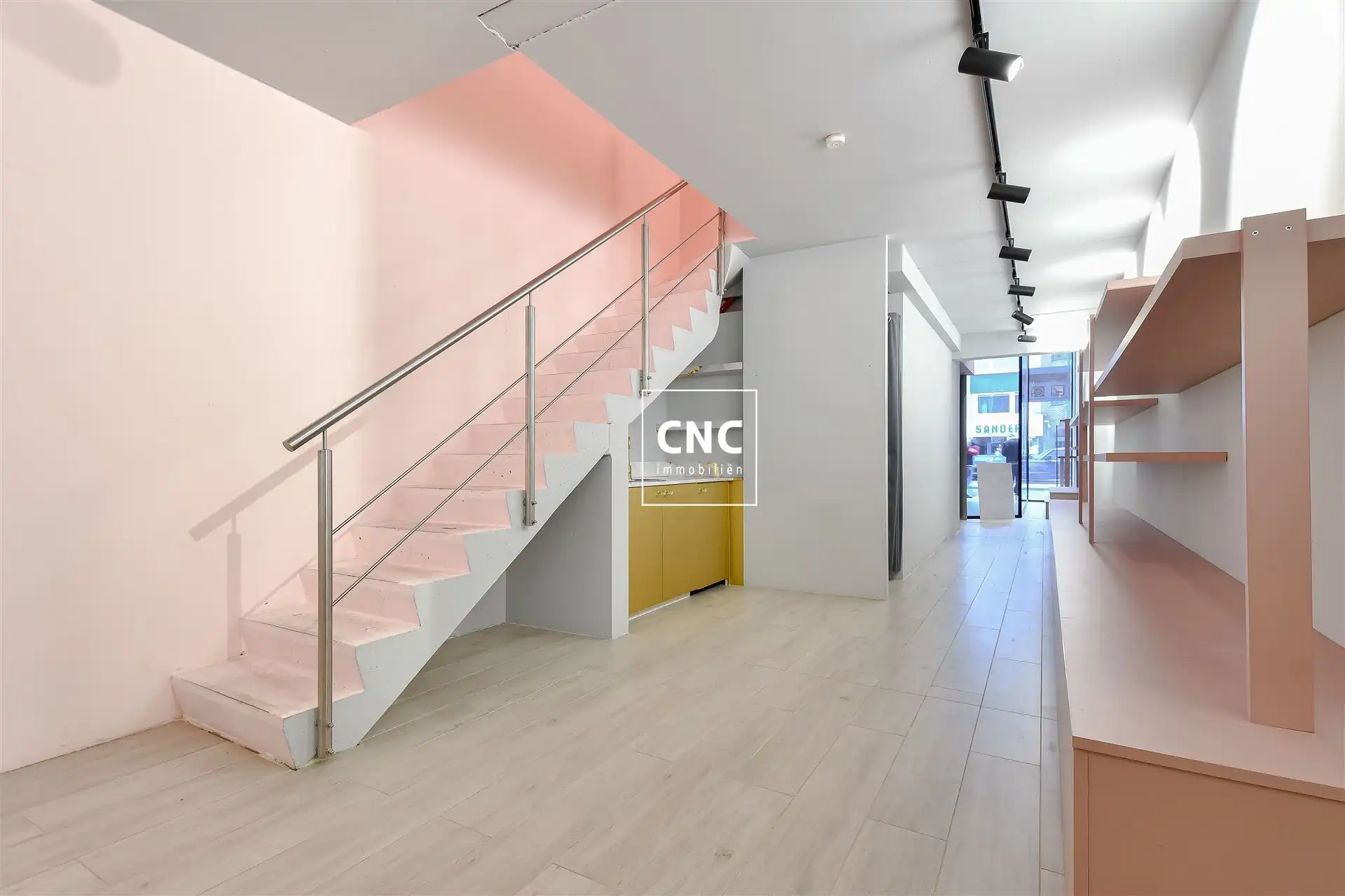 Recent lichtrijk handelspand in het commerciële centrum van Knokke foto 7