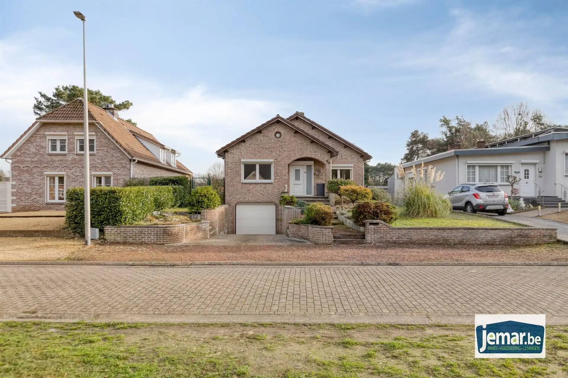 Vrijstaande bungalow woning met 3 slaapkamers en inpandige garage  foto 2