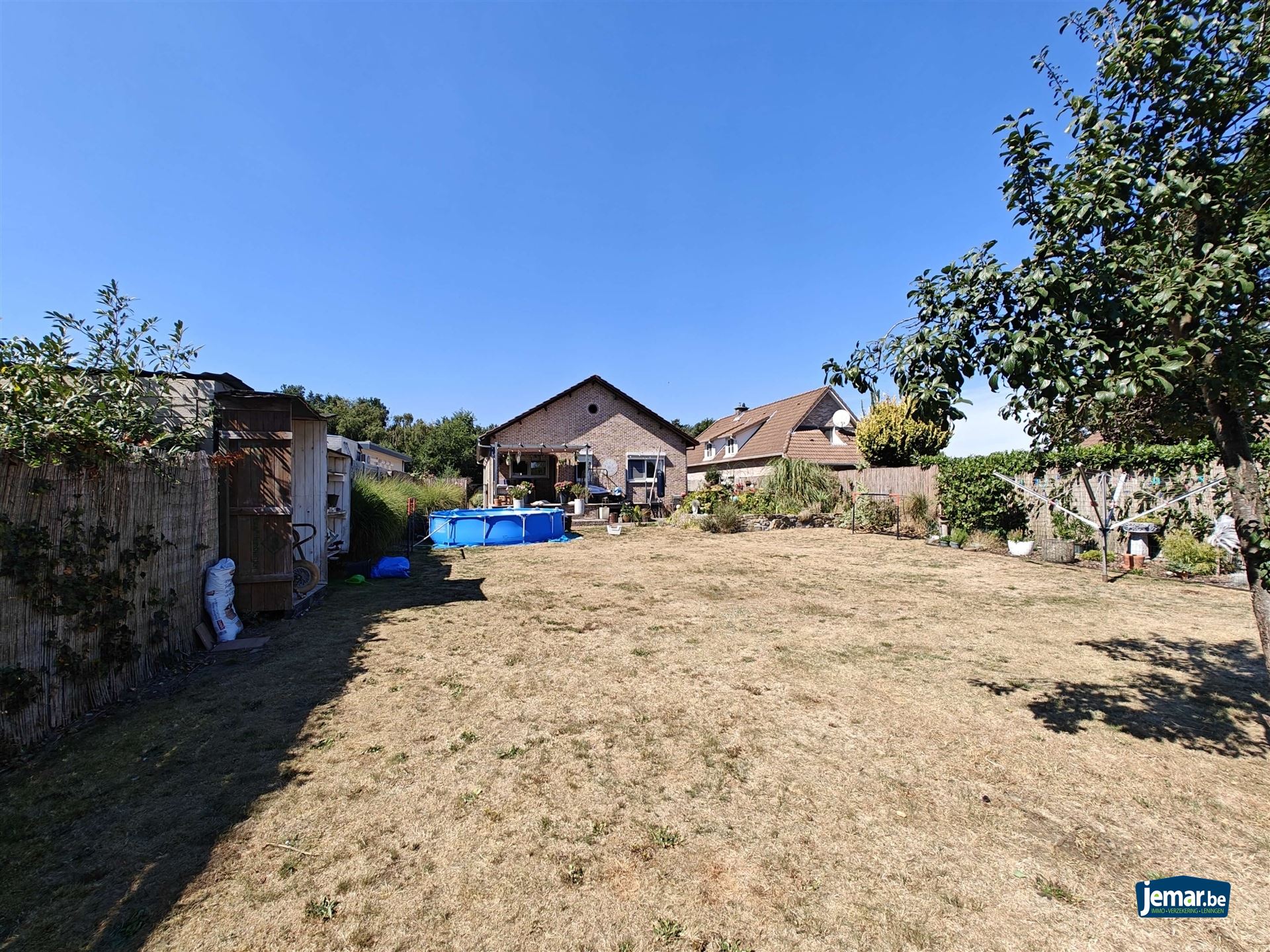Vrijstaande bungalow woning met 3 slaapkamers en inpandige garage  foto 2