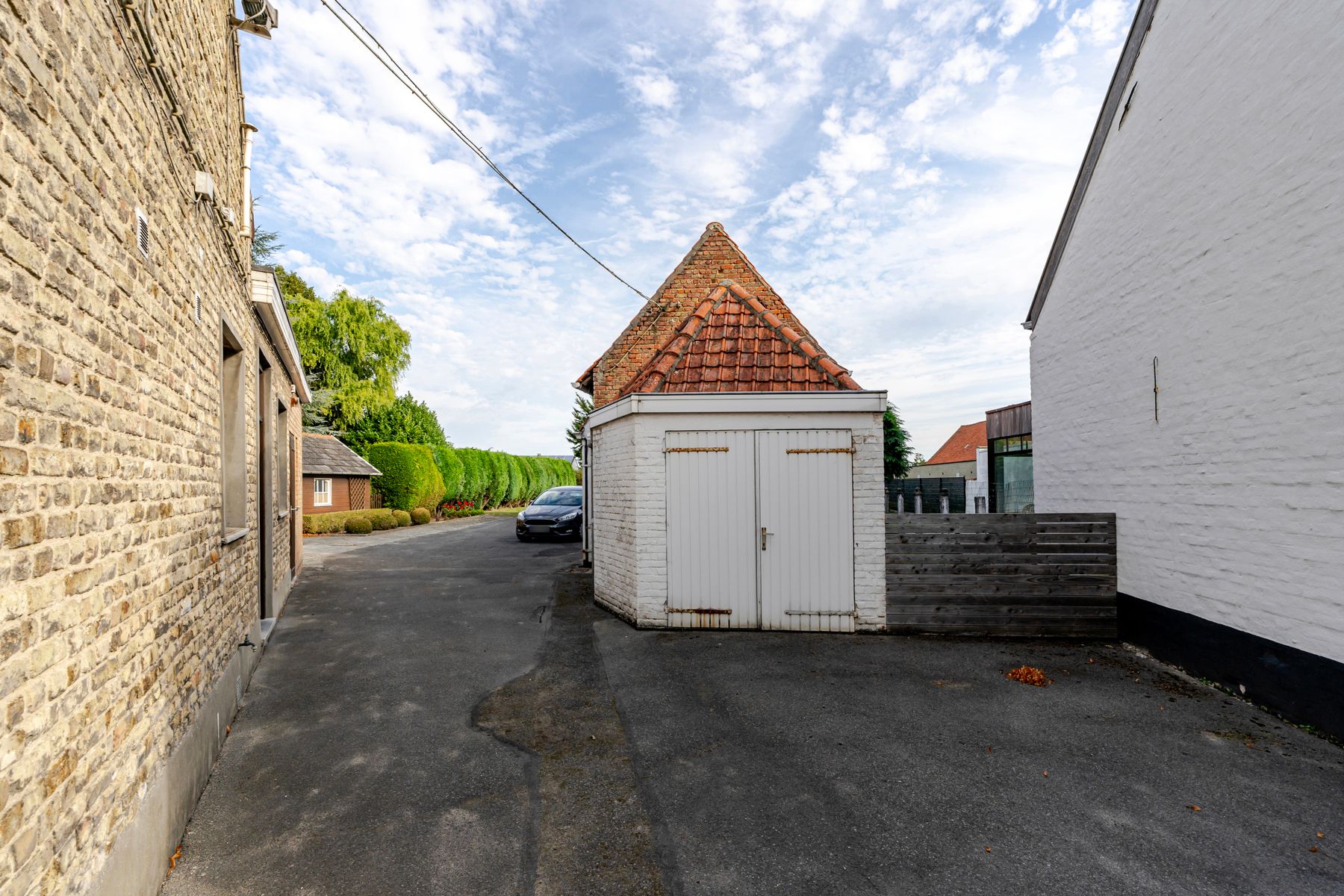 Ruime woning met meerdere bijgebouwen foto 19