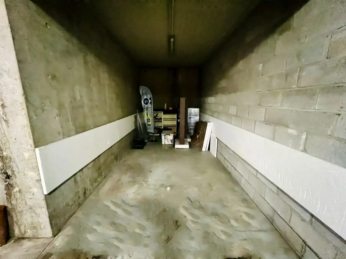 Ruime garage voor 3 auto's of 2 auto's en opslag op topligging foto 3