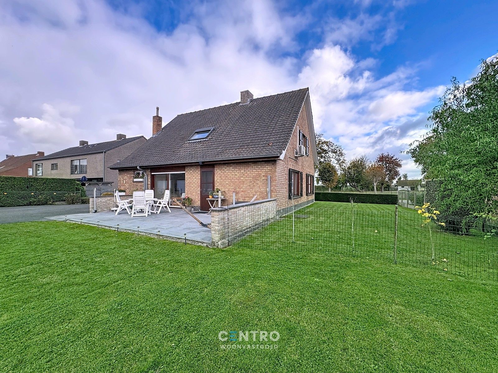 INTERESSANTE villa te Meetkerke met 3 slpks, PRAKTIJKruimte én 2 garages op 1.975m2! foto 2