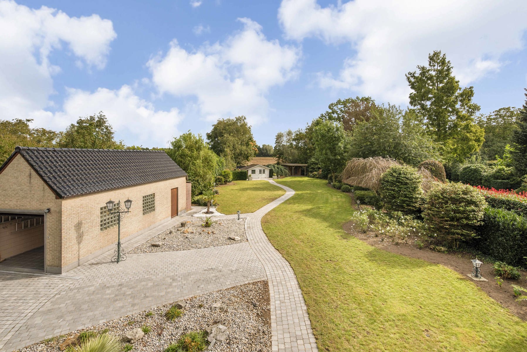 Unieke villa met prachtige tuin foto {{pictureIndex}}