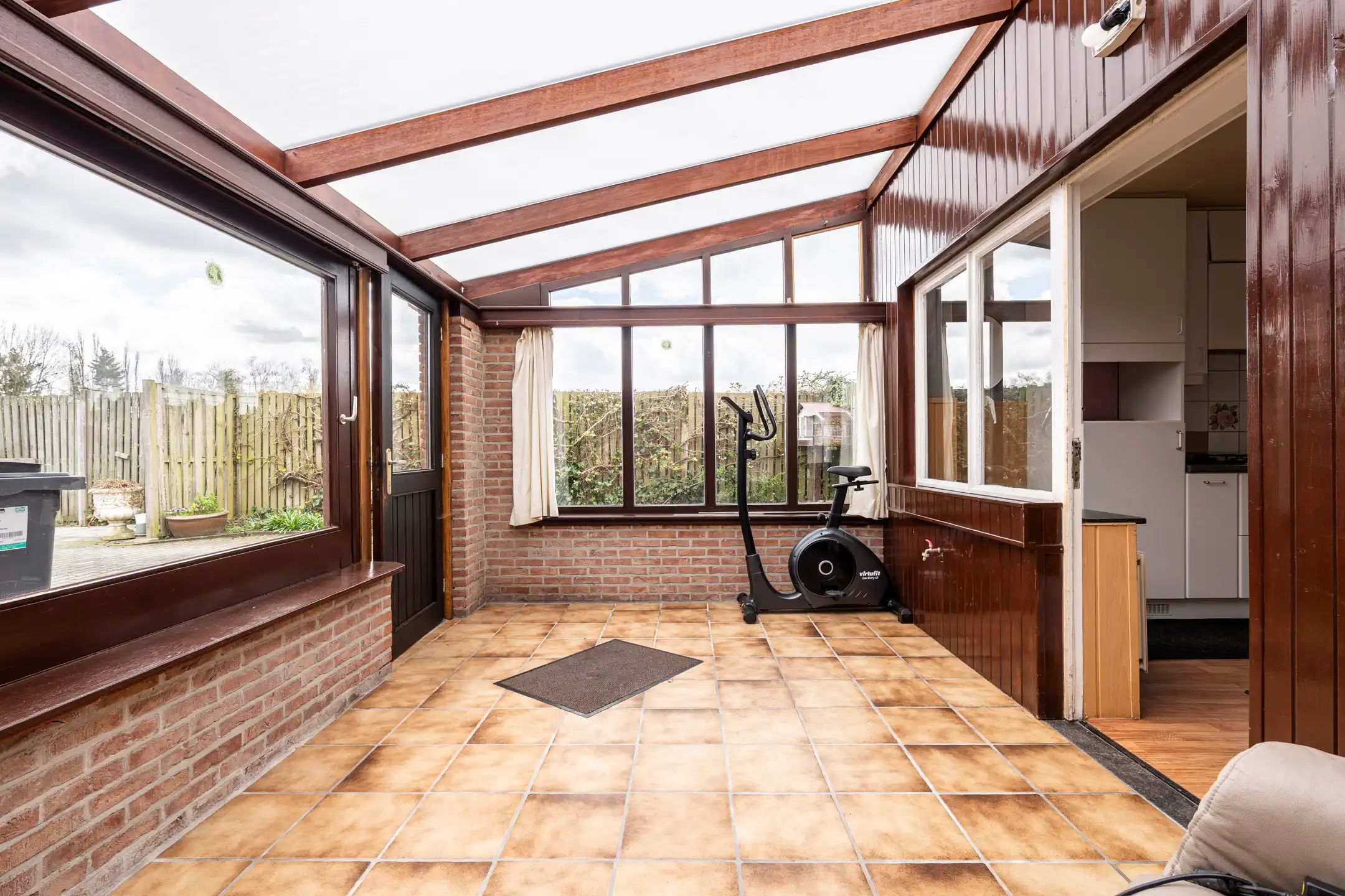  Half open woning met garage/bijgebouw op 610 m² grond. foto 6