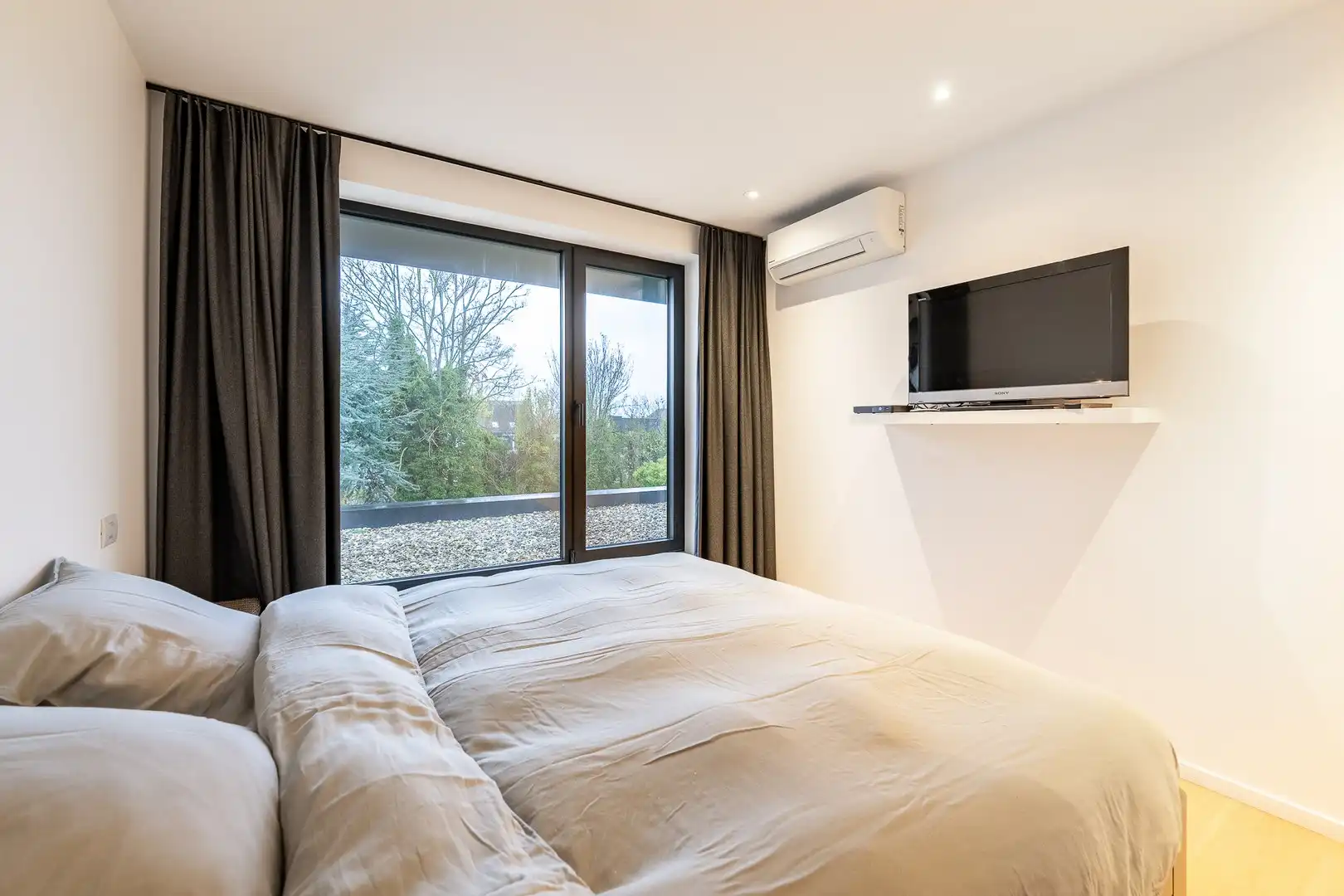 Prachtige hedendaagse villa met zonnige tuin en terrassen op fietsafstand van de zee. foto 23