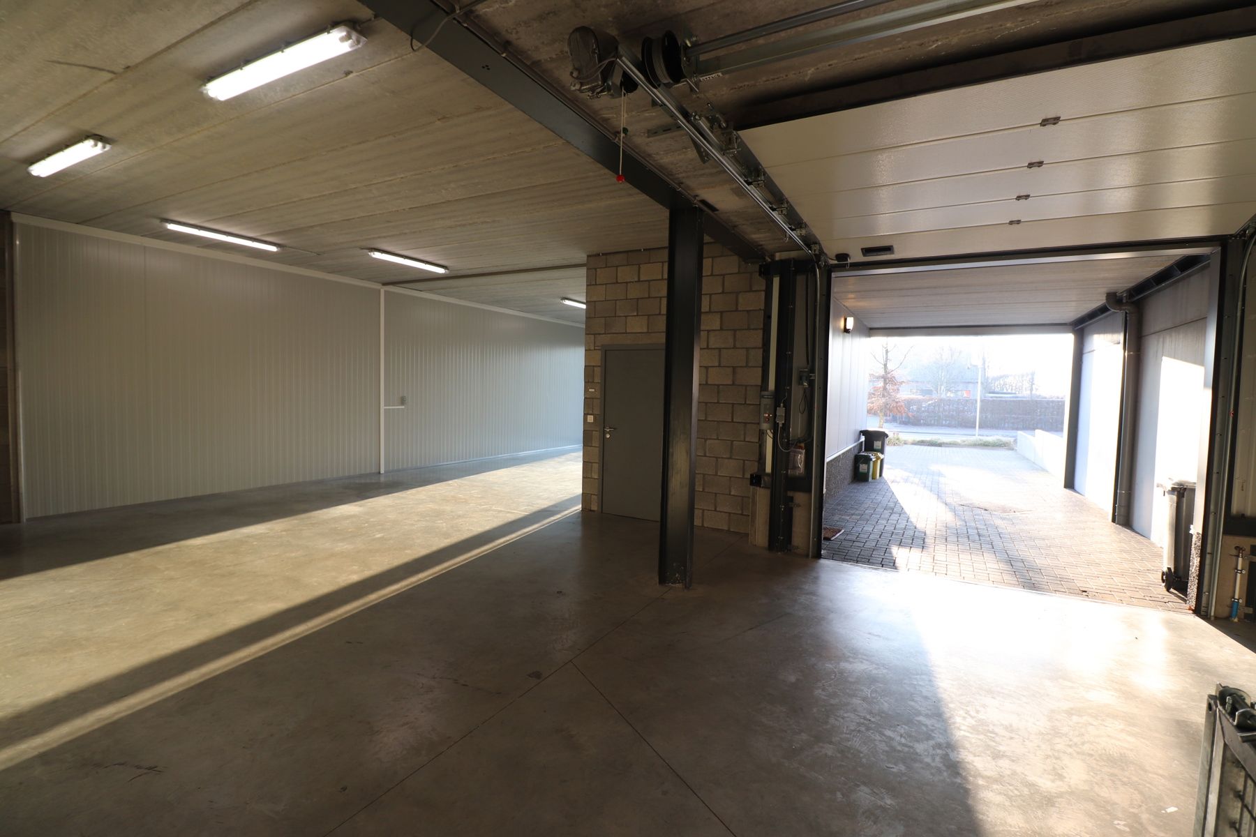 Recente KMO-unit van 222m² met goederenlift op bedrijventerrein De Mil. foto 4