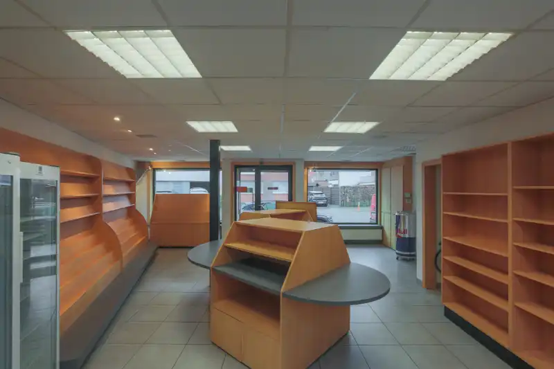 Handelshuis : winkel +/-  50m² , 3 slaapkamers, ruime  leefruimtes,groot terras... foto 2