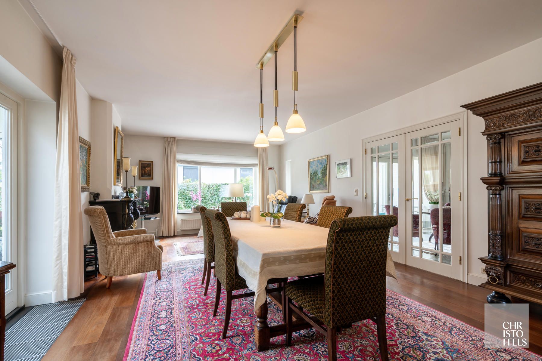 Villa met binnenzwembad gelegen in een geliefde villawijk op een perceel van 1.827m² foto 9