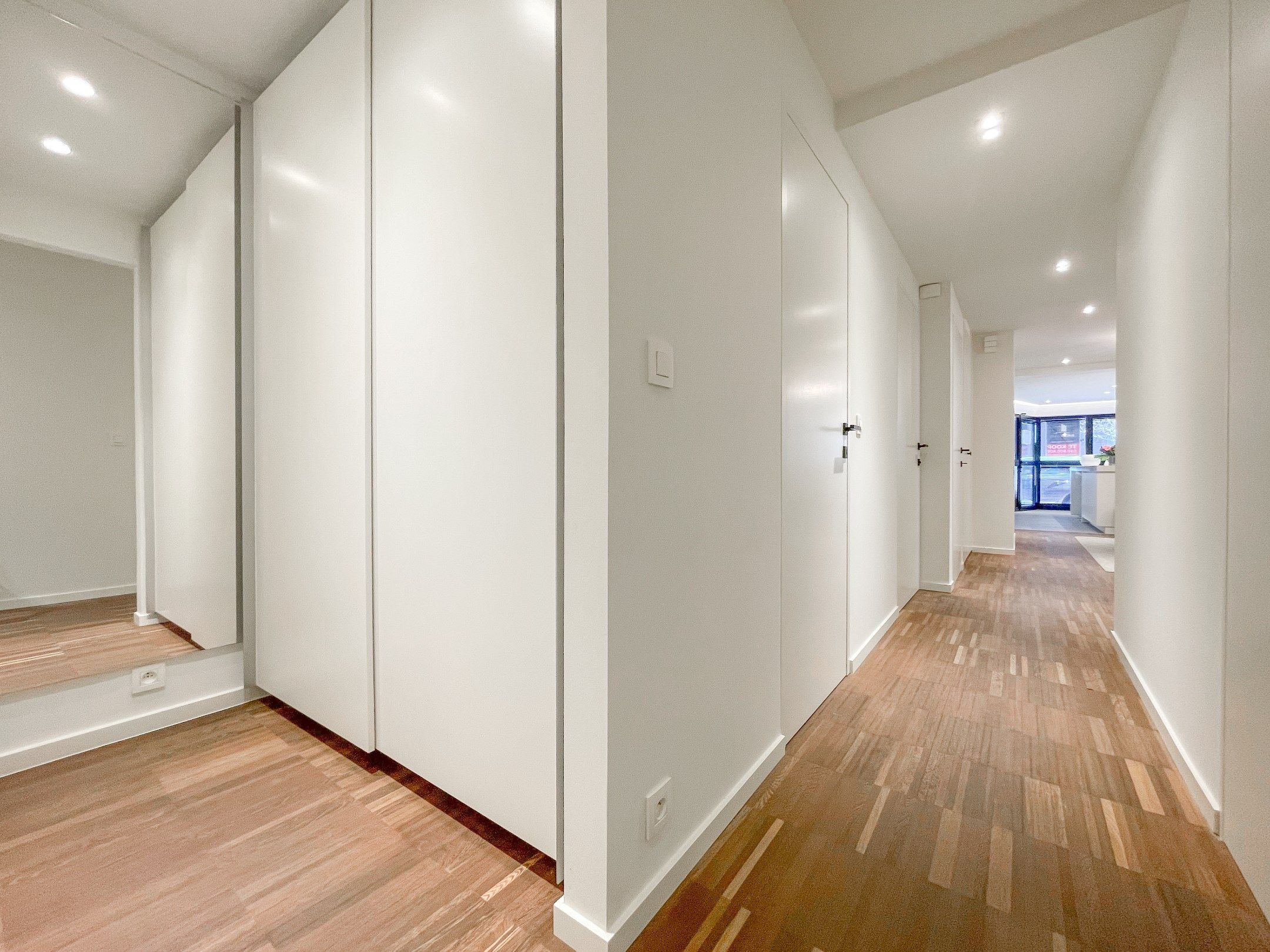 Stijlvol, instapklaar appartement met een ruim terras gelegen aan het Lichttorenplein op enkele passen van de zee. foto 10