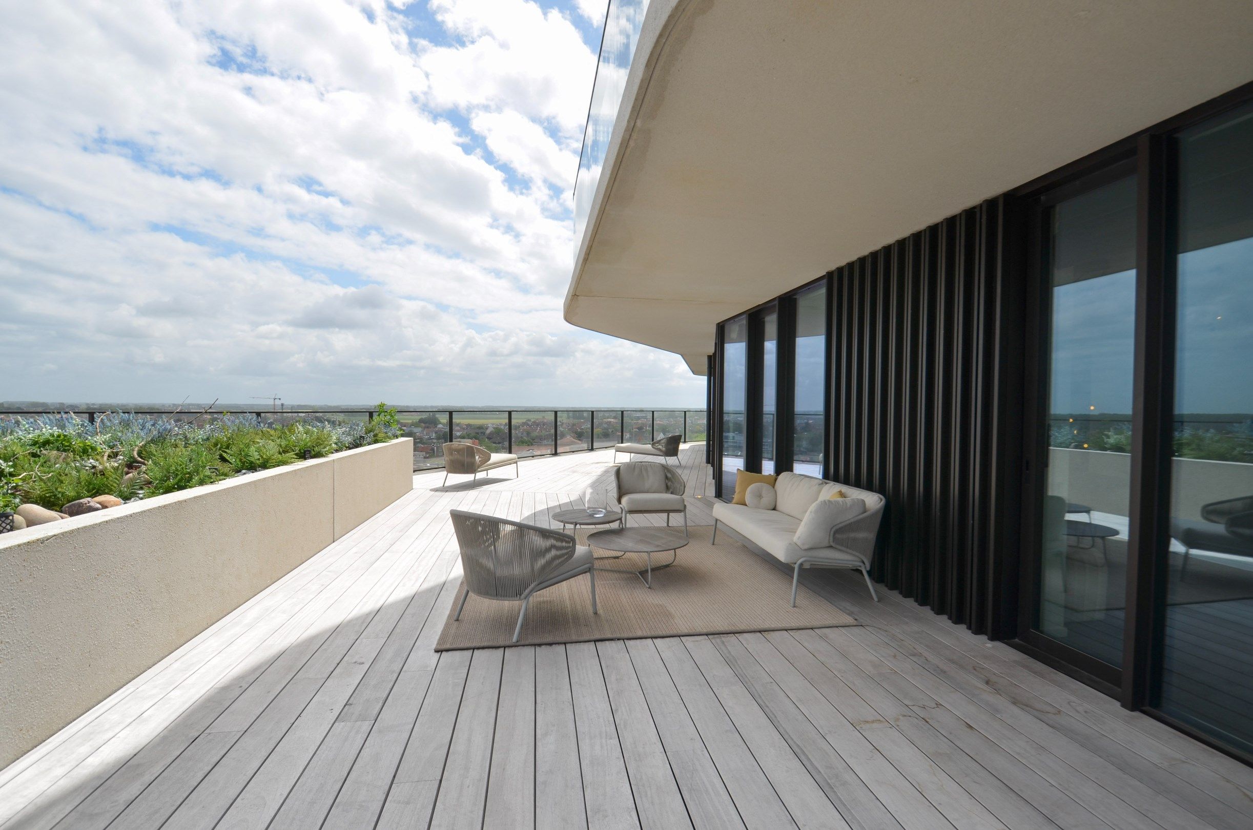 Exclusief appartement met ruime terrassen en een uitzonderijk panoramisch zicht . foto {{pictureIndex}}