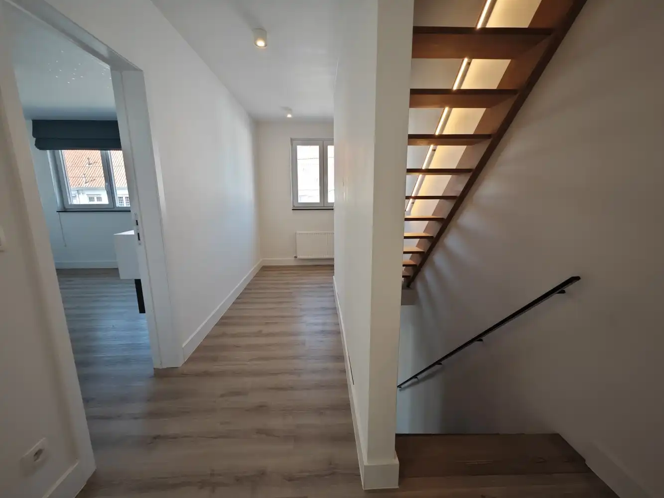 Volledig gerenoveerde stadswoning met 3 slpks en voll. aangelegde tuin foto 26