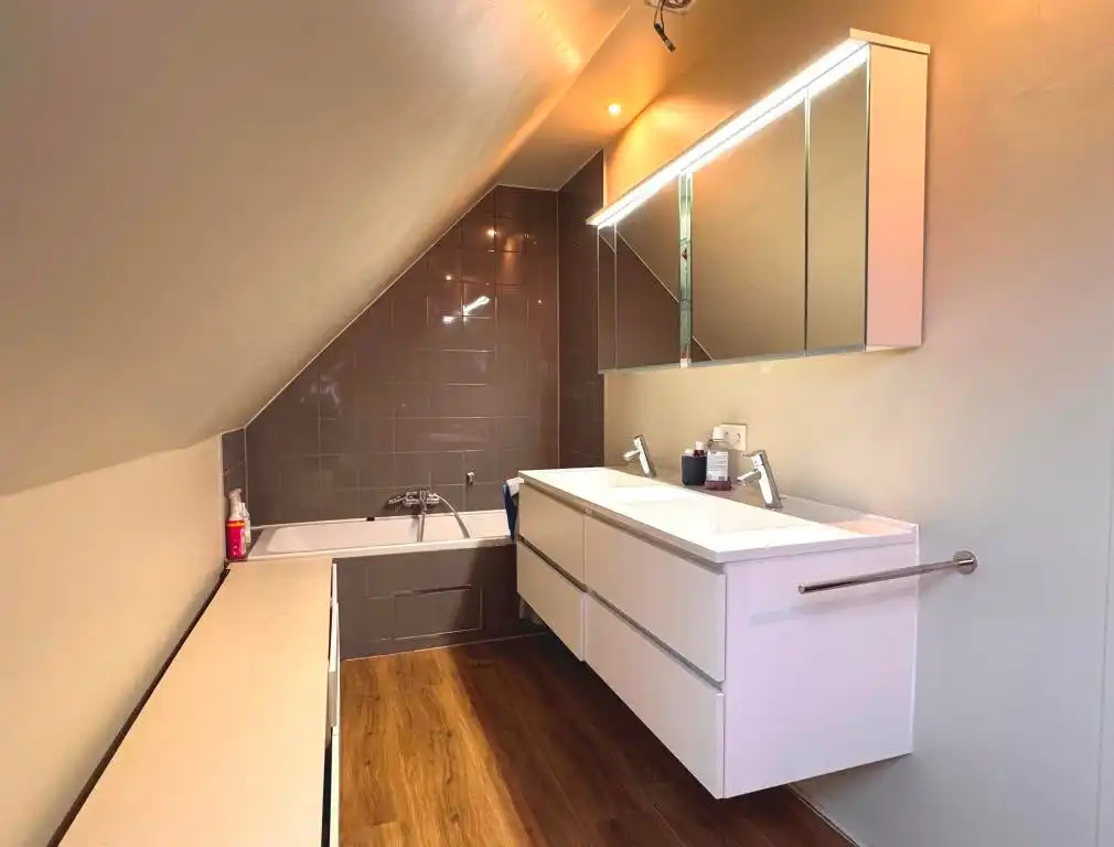 Instapklare en charmante alleenstaande woning met aangelegde tuin is gelegen in een rustige verkaveling. foto 11