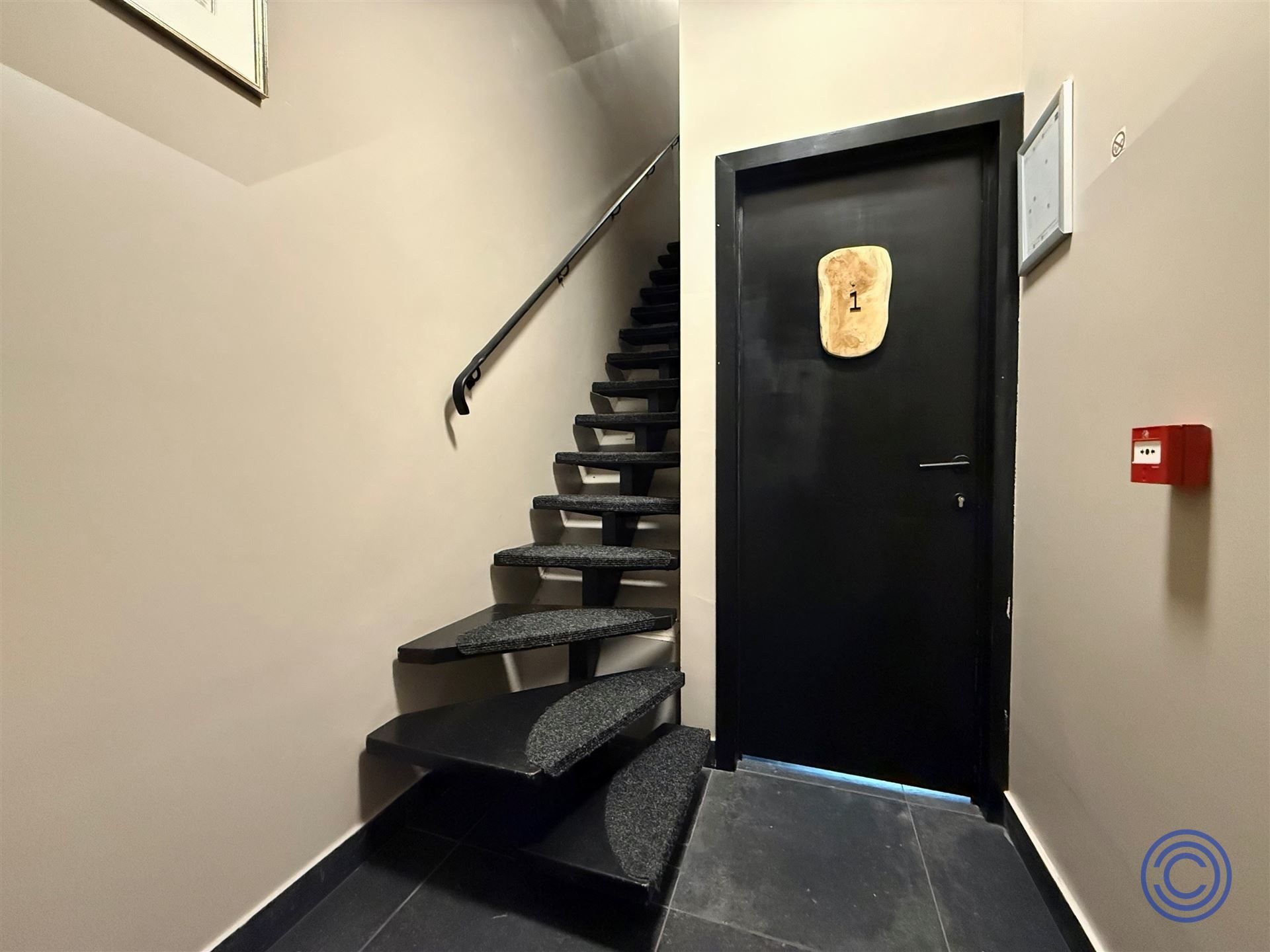 Appartementsgebouw met een handelspand en 3 logies op centrale locatie! foto 12