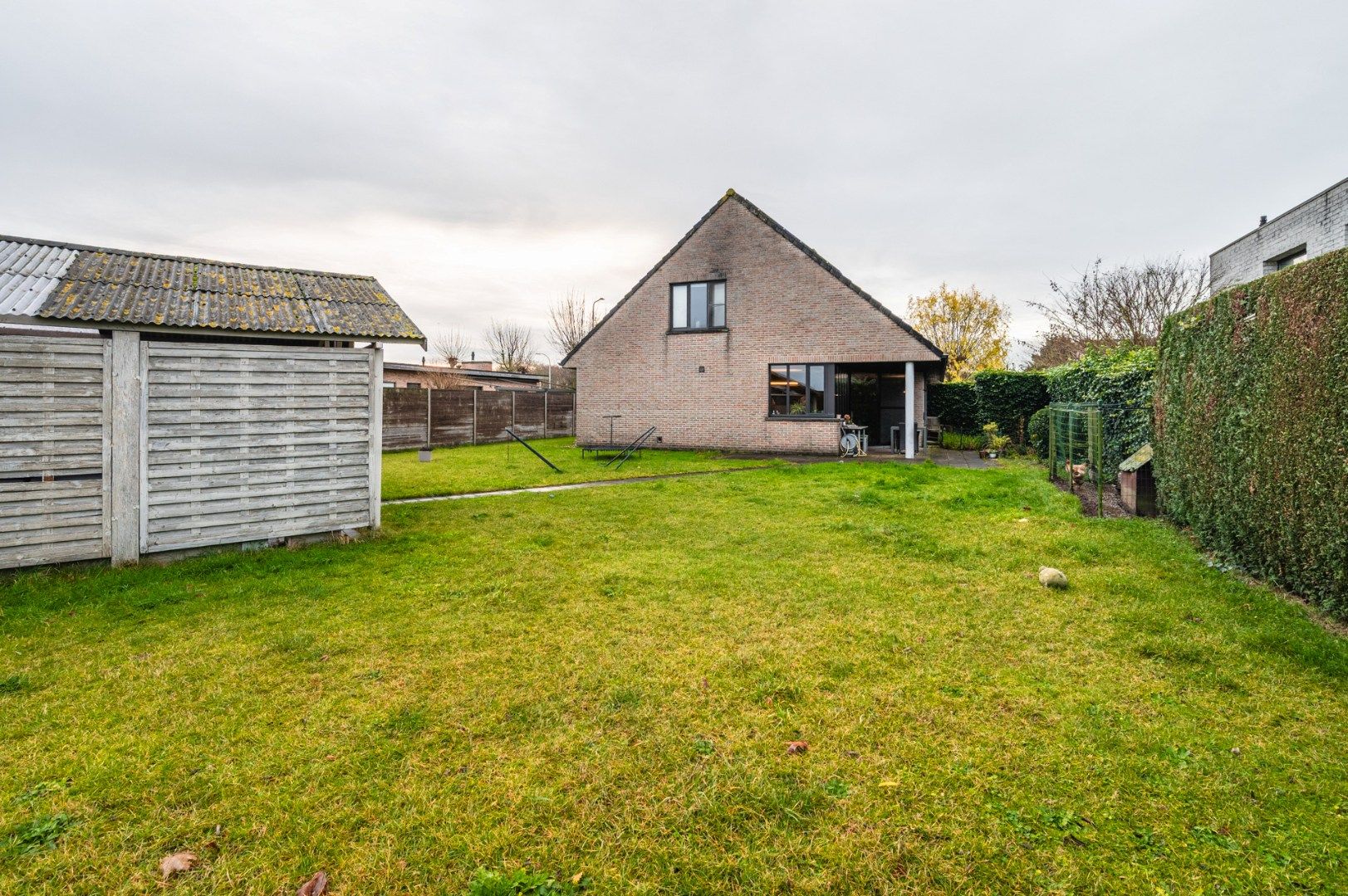 Villa met 6 kamers,  garage, 44 zonnepanelen, en veel ruimte op 810 m² foto 17