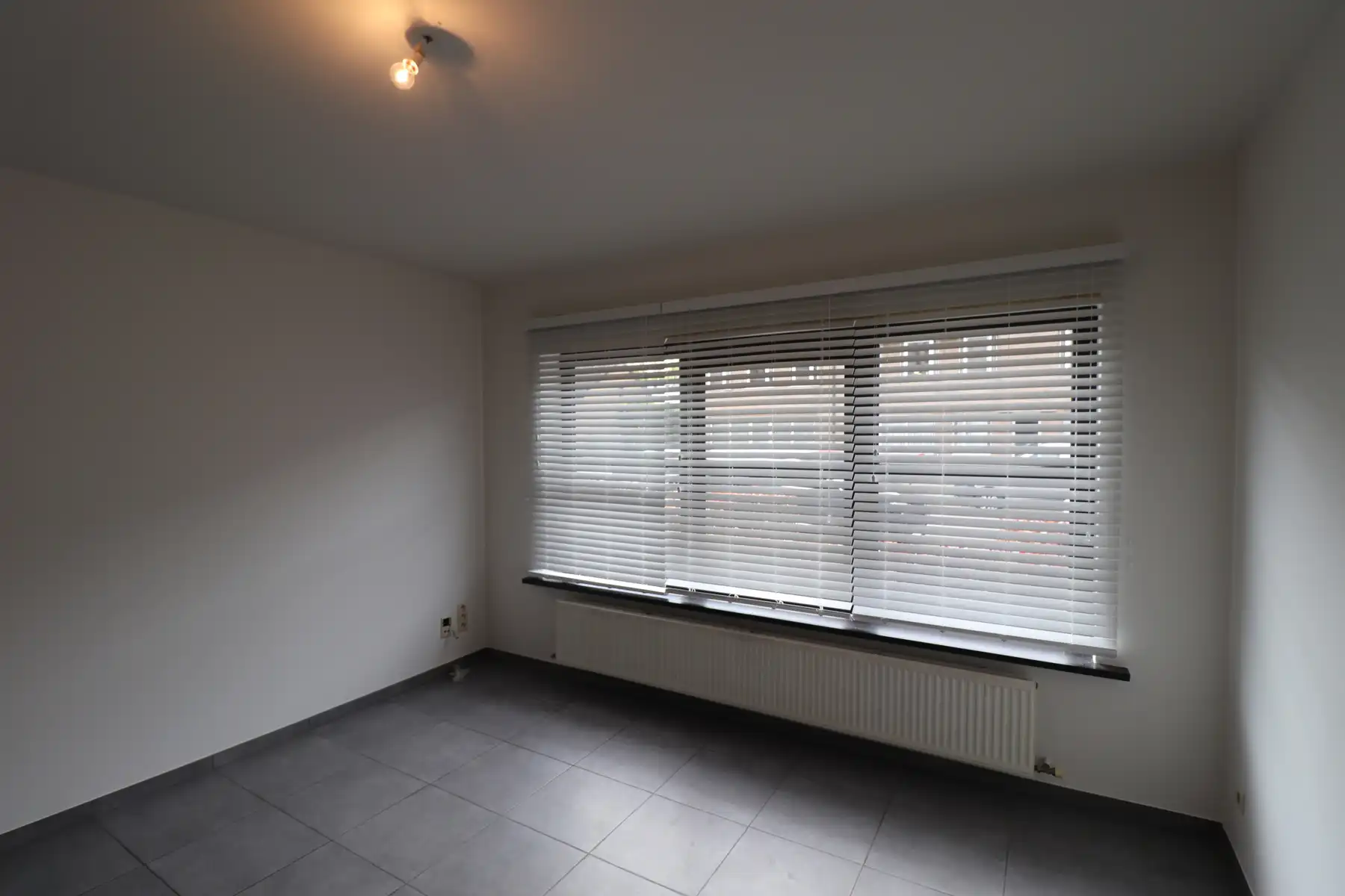 Gelijkvloers 2-slaapkamerappartement met terras en garage. foto 2