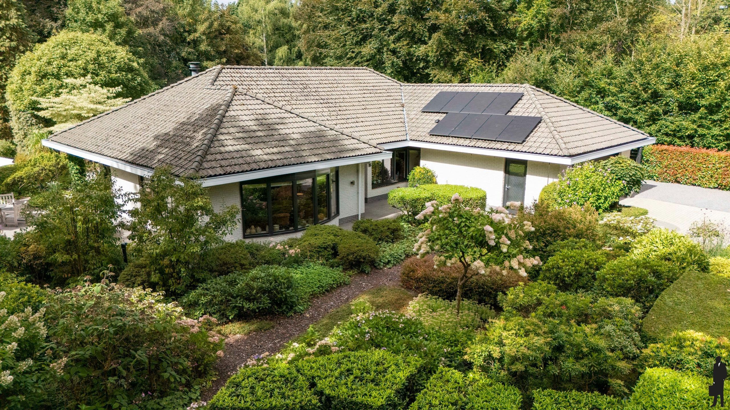 Uitstekende villa op zuidwesten in residentiele verkaveling foto {{pictureIndex}}